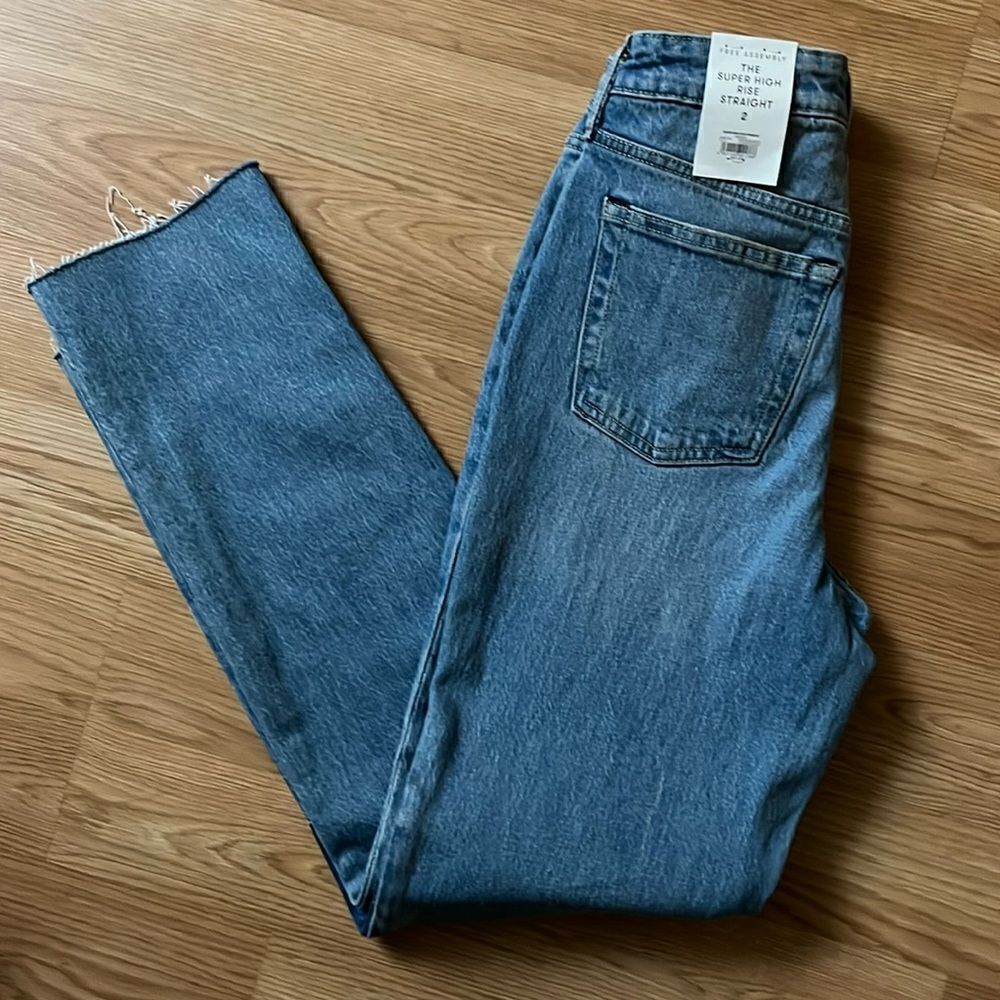 FREE ASSEMBLY NWT SIZE 2 THE SUPER HIGH RISE STRAIGHT JEANS MEDIUM WASH - Picture 4 of 7